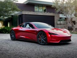 Производство Tesla Roadster снова отложили