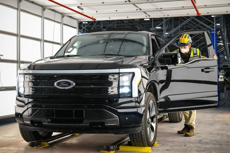 Tesla снова позади: Ford запустил сборку электропикапов F-150 Lightning