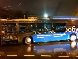 В Москве во время движения загорелся электробус
