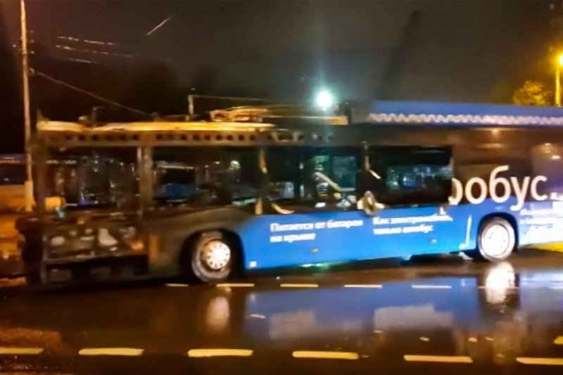 В Москве во время движения загорелся электробус