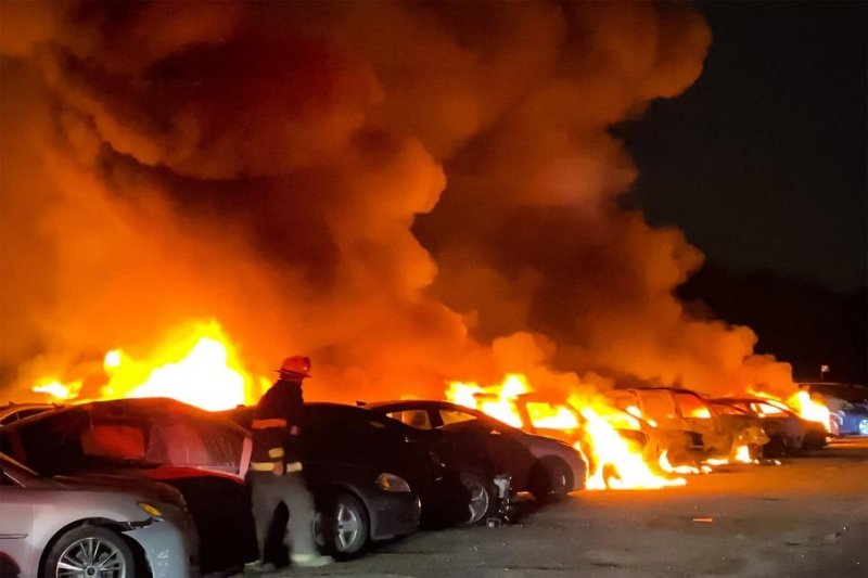 Видео: 40 подержанных автомобилей сгорели дотла из-за удара молнии