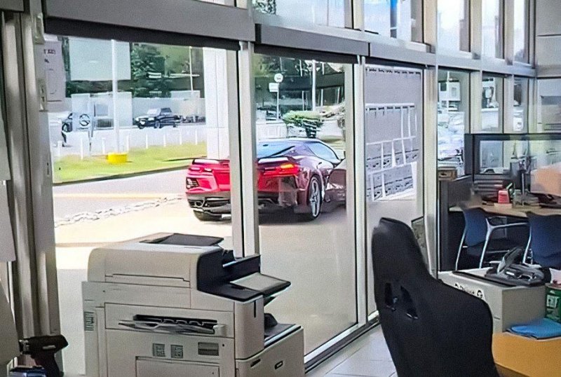 Видео: новый Chevrolet Corvette угнали прямо из дилерского центра