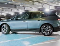 Видео: посмотрите, как беспилотный BMW iX сам паркуется, заряжает аккумуляторы и посещает автомойку