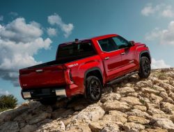 Видео: Toyota испытала новую Tundra, сбросив с высоты 200-килограммовый груз