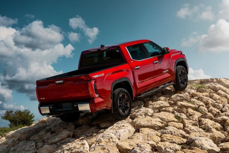Видео: Toyota испытала новую Tundra, сбросив с высоты 200-килограммовый груз