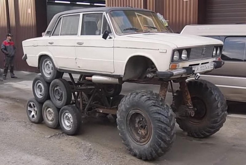 Видео: в России сделали «Жигули» с семью мостами и 14 колесами