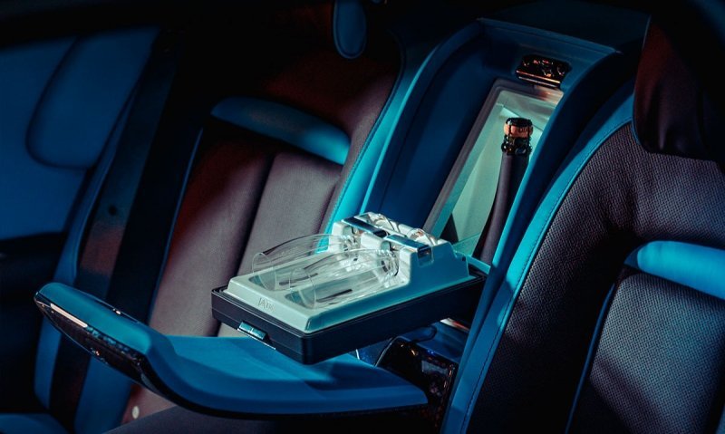 
            Rolls-Royce Ghost получил «самый черный в мире кузов» и 600-сильный мотор
        