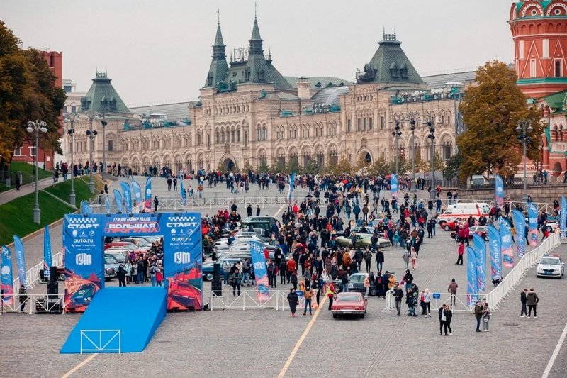 
            В Москве прошло ралли знаменитых автомобилей из 1990-х. Фото
        