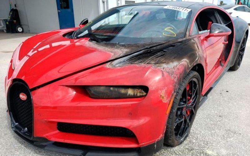 
            Сильно обгоревший гиперкар Bugatti Chiron выставили на аукцион. Фото
        