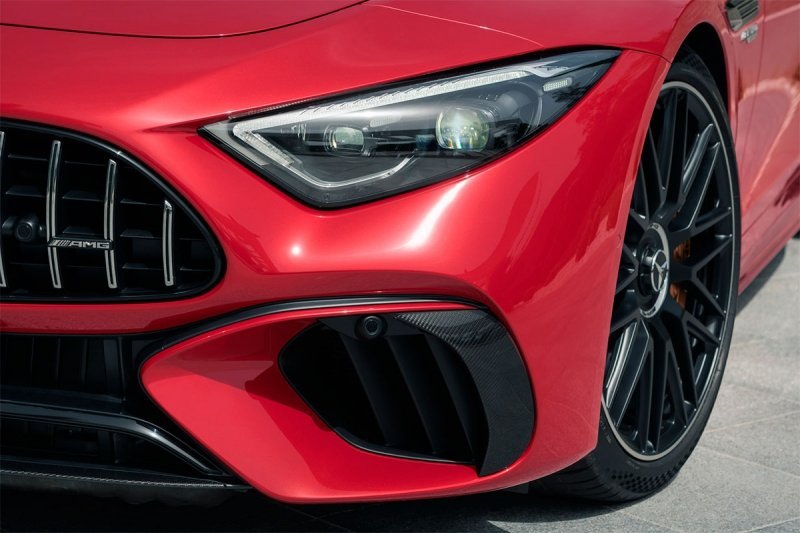 
            Mercedes представил новый кабриолет SL с 585-сильным мотором
        