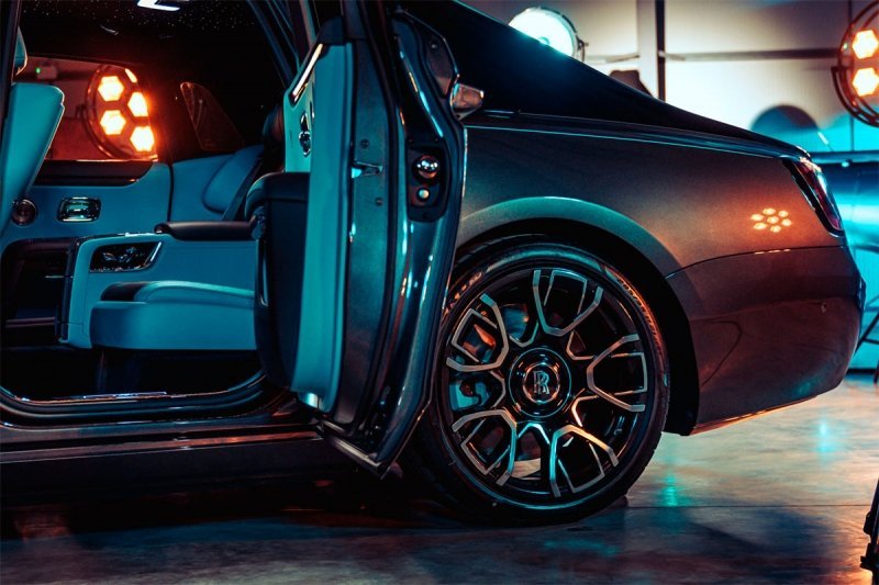 
            Rolls-Royce Ghost получил «самый черный в мире кузов» и 600-сильный мотор
        