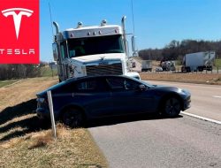 Грузовик около километра тащил перед собой электрокар Tesla. Видео