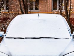 Московских водителей предупредили о первом снеге и гололеде