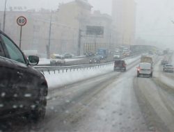 Московских автомобилистов предупредили о гололеде в понедельник