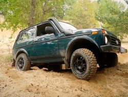 «Едет как танк». Европейцы протестировали Lada Niva на бездорожье