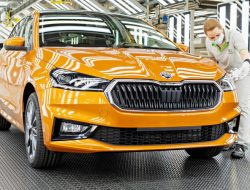 Skoda остановила выпуск машин заводах в Чехии