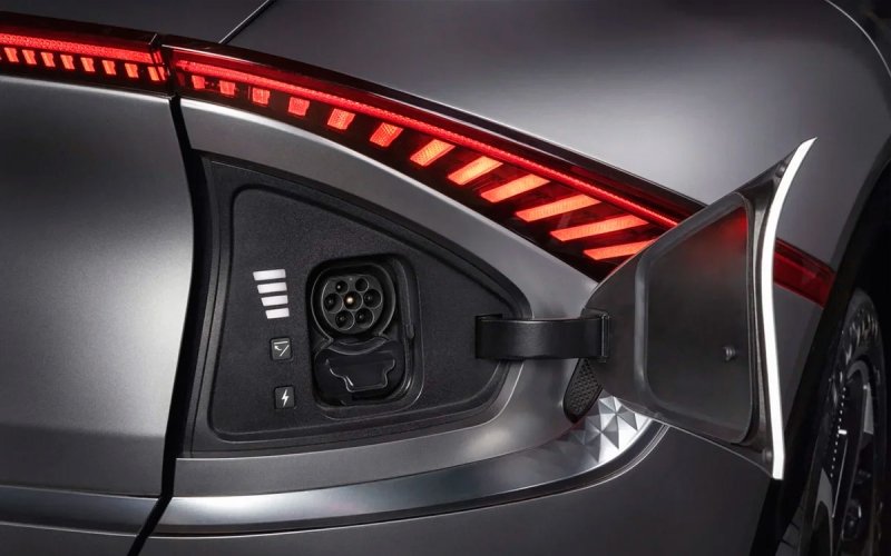 
            Kia рассказала о новом 325-сильном кроссовере EV6 для России
        