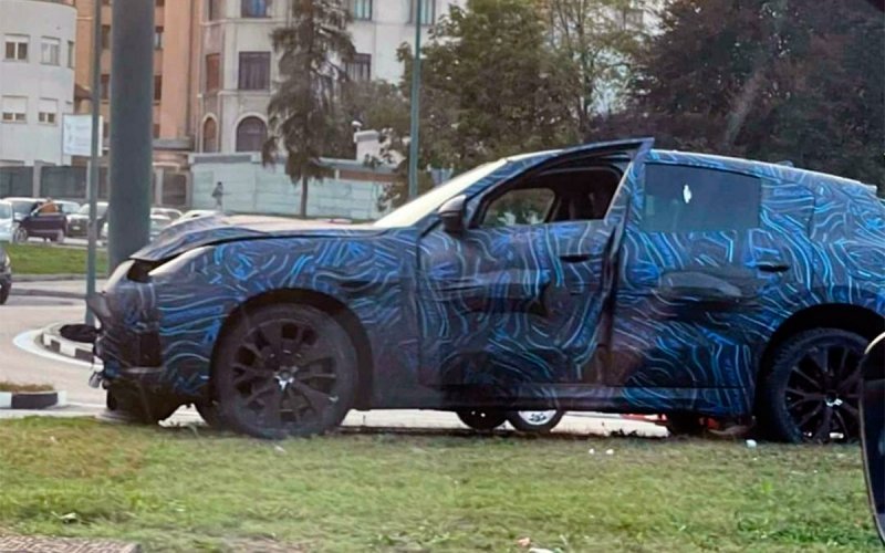 
            Прототип нового кроссовера Maserati врезался в столб. Фото
        