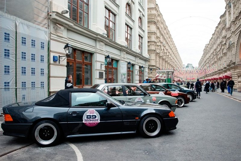 
            В Москве прошло ралли знаменитых автомобилей из 1990-х. Фото
        