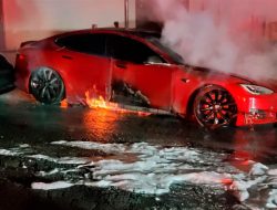 Электрокар Tesla Model S сгорел в сервисном центре. Фото