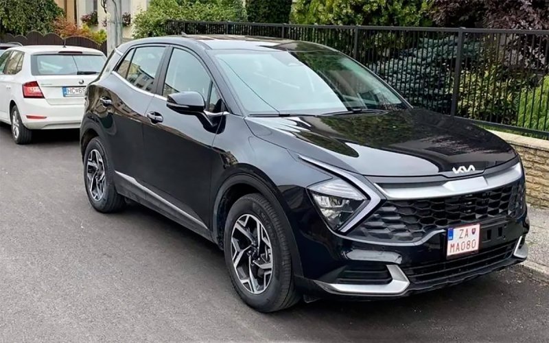 
            Появились первые снимки базовой версии нового Kia Sportage для Европы
        