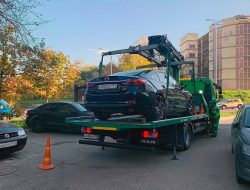 В Москве приставы забрали у водителя Mazda за штрафы на ₽400 тыс.