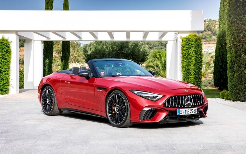 
            Mercedes представил новый кабриолет SL с 585-сильным мотором
        
