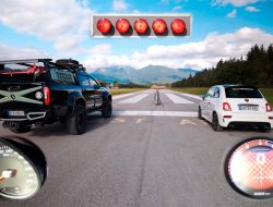 Гонку пикапа Mercedes X-Class и хот-хэтча Abarth 595 показали на видео