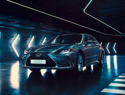 Lexus начал продажи обновленного седана ES. Цены стартуют от ₽3,5 млн