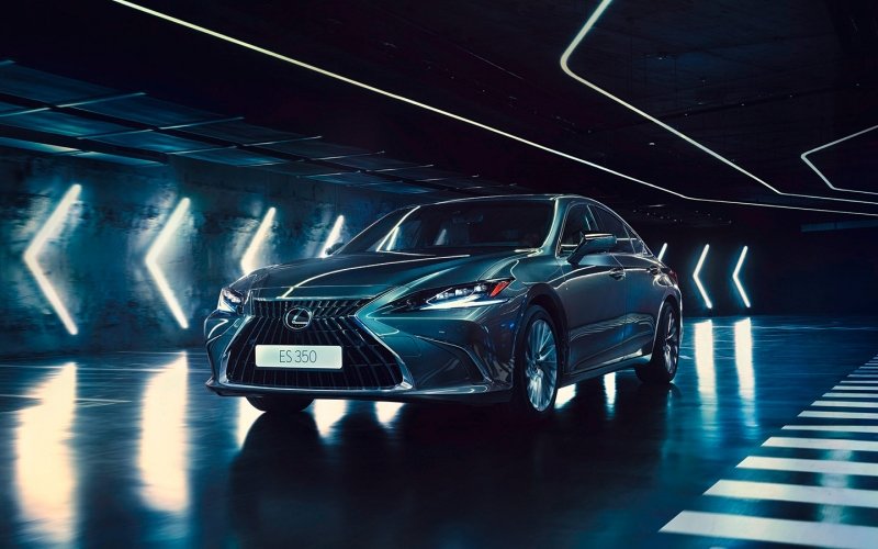 
            Lexus начал продажи обновленного седана ES. Цены стартуют от ₽3,5 млн
        