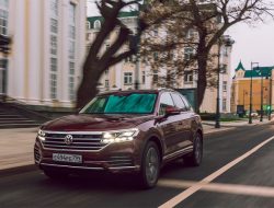 В России отправят на сервис новые VW Touareg из-за дефекта в подвеске