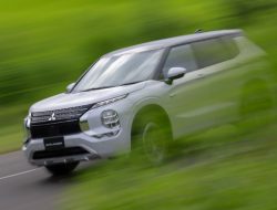 Новый гибрид Mitsubishi Outlander получит два электромотора