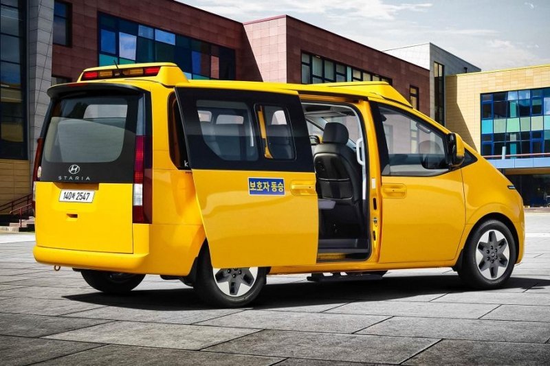 Футуристичный минивэн Hyundai Staria превратился в школьный автобус