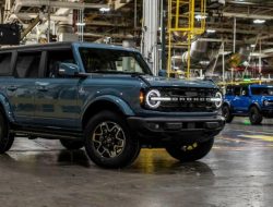 Глава Jeep потроллил Ford из-за проблем с крышей Bronco