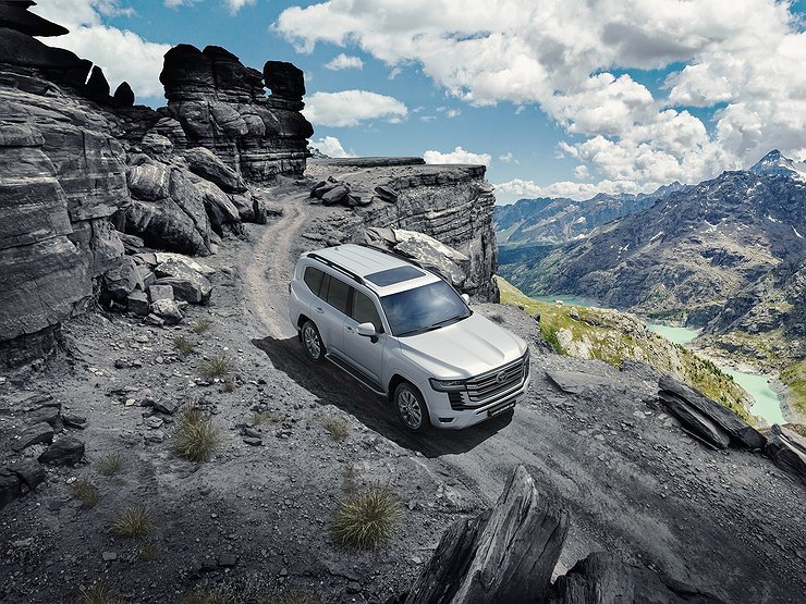Хрустальный движок над страшным бампером: тест-драйв Toyota Land Cruiser 300