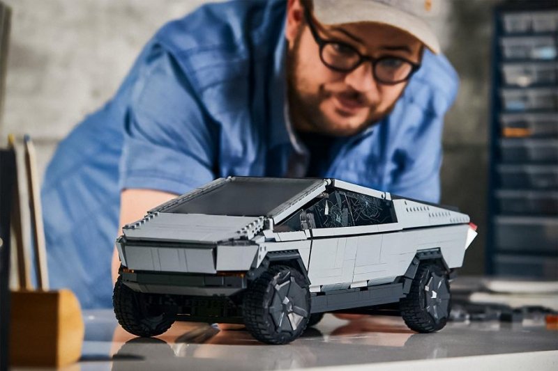 Mattel выпустила конструктор с пикапом Tesla Cybertruck с «трещинами» на стеклах