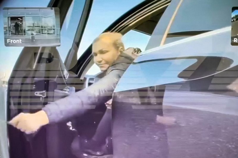 Москвичка на BMW поцарапала Tesla и попала в объектив камеры электрокара