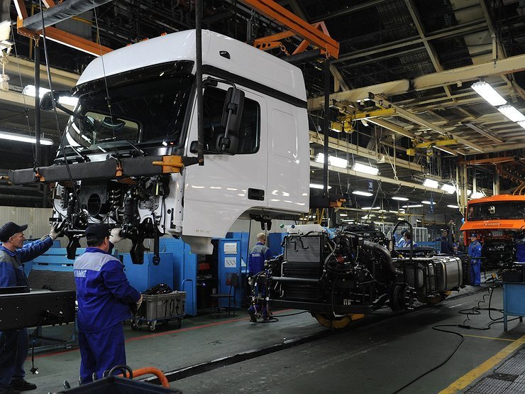 На российских автозаводах начались первые «репрессии» против непривитых работников