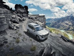 Насколько подорожал Toyota Land Cruiser 300 с момента появления в России