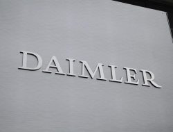 Немецкая Daimler AG разделилась на две компании