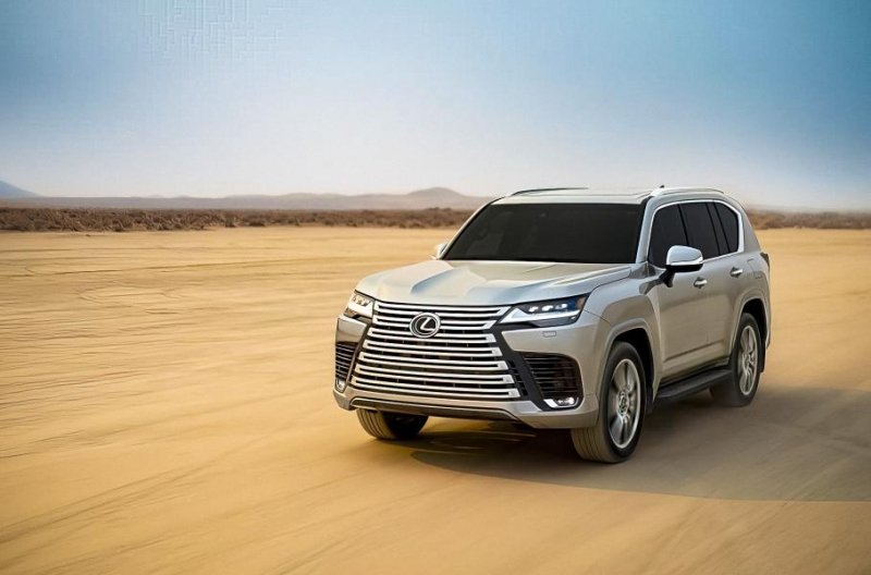 Новый Lexus LX, обновлённый Ford Focus и загадочный Mercedes-Maybach: главное за неделю
