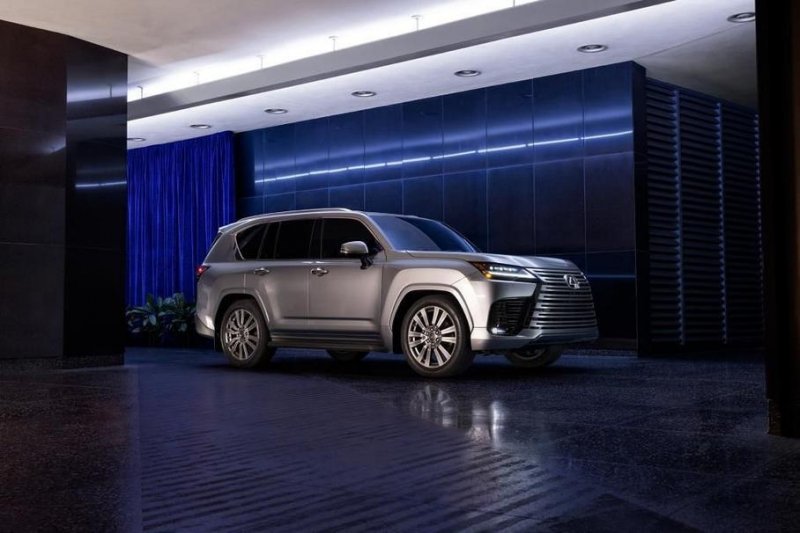 Новый Lexus LX, обновлённый Ford Focus и загадочный Mercedes-Maybach: главное за неделю