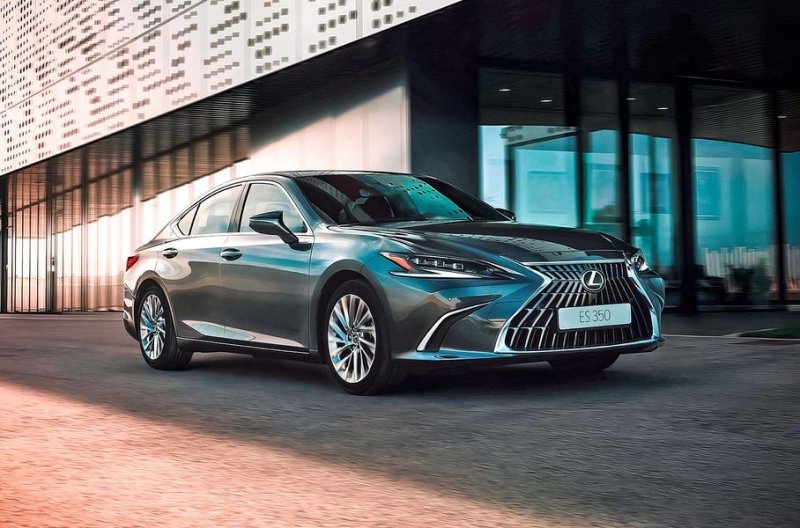 Обновленный Lexus ES подорожал до старта продаж в России