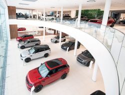Почему в России сокращается число официальных автодилеров