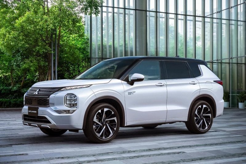 Полноприводный Mercedes-AMG SL, новый Range Rover и «заряженный» Chevrolet Corvette Z06: главное за неделю