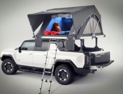 Представлены необычные Hummer для SEMA: один из них гоночный, а у другого палатка на крыше