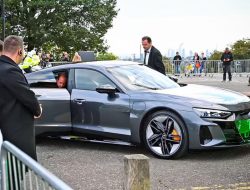 Принц Уильям с женой пересели на электрокар Audi за 11 миллионов рублей