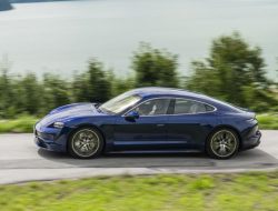 Самой продаваемой легковушкой Porsche стал электромобиль