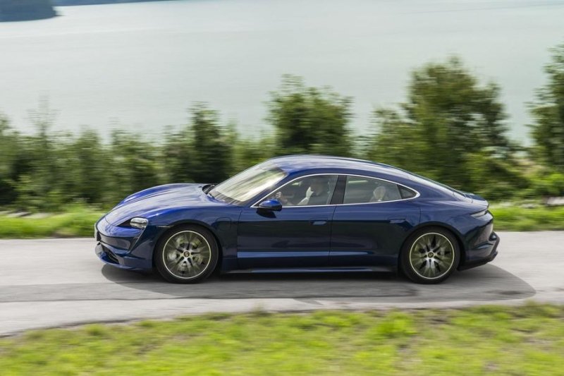 Самой продаваемой легковушкой Porsche стал электромобиль