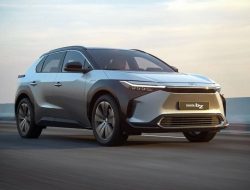Солнечные батареи на крыше и футуристичный интерьер: Toyota официально представила электрический аналог RAV4